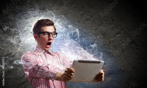 Fotografia Guy using tablet pc