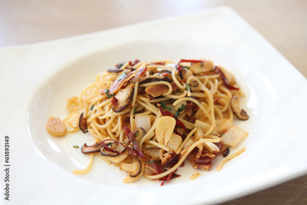 Spaghetti with dried chilli and bacon Spaghetti with dried chilli and bacon