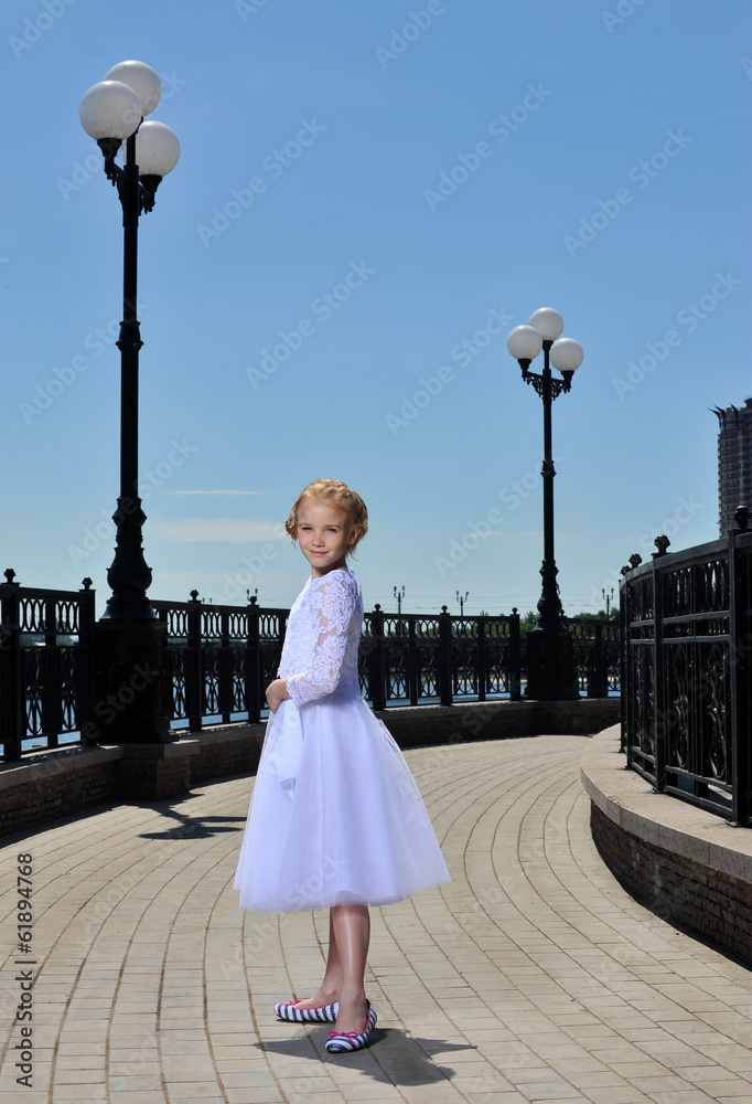 Obraz premium little girl on the street