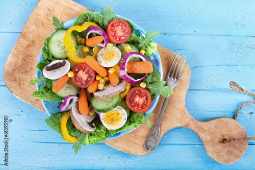 Fitness-Salat auf rustikalen Holz photo