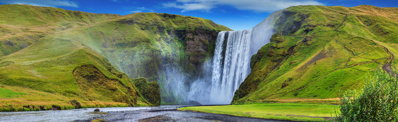 Glasbilder Natur schöner Strom von skogafoss...  © Max Topchii