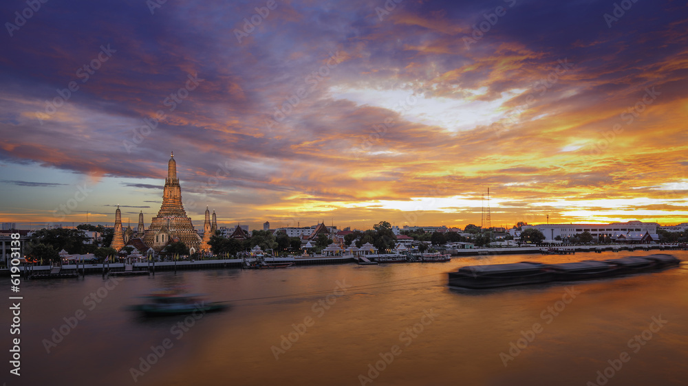 Beautiful temple along the Chao Phraya river  (Phra Prang Wat Ar