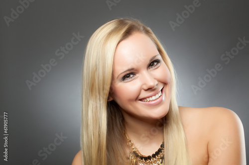 Frau hübsch blond