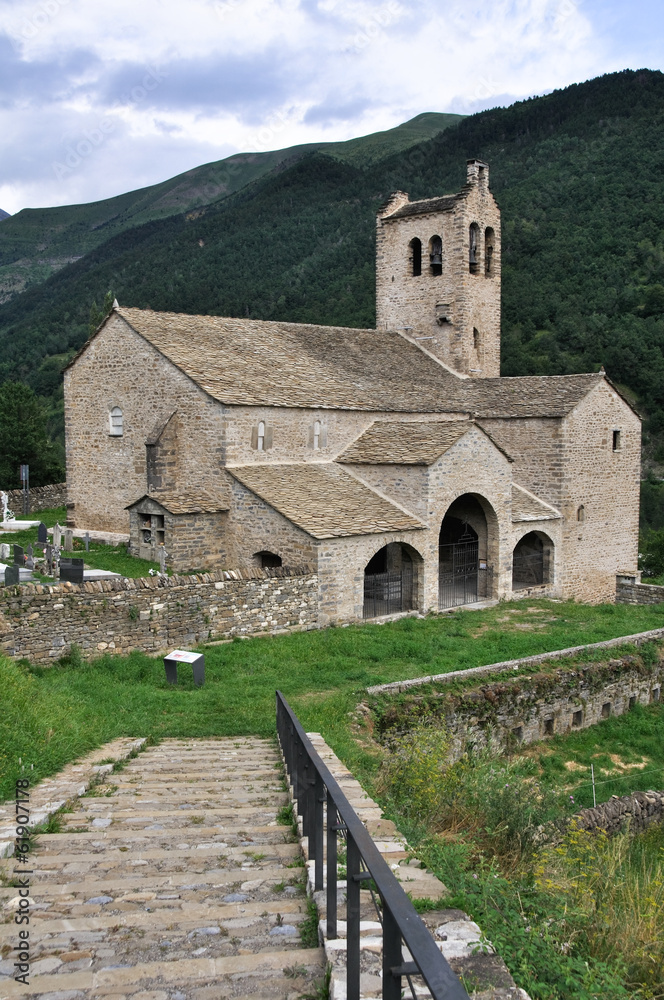 Fototapeta premium Iglesia de San Miguel, Linas de Broto, Huesca (España)