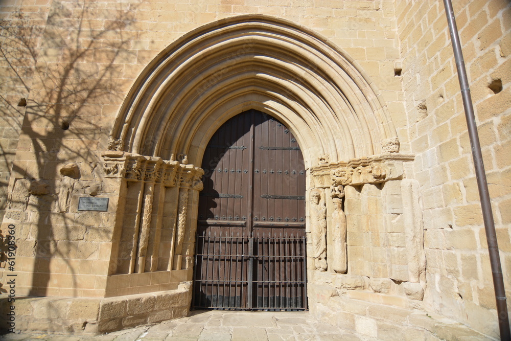 Arco y puerta romanica de iglesia de Laguardia (La Rioja, Alava)