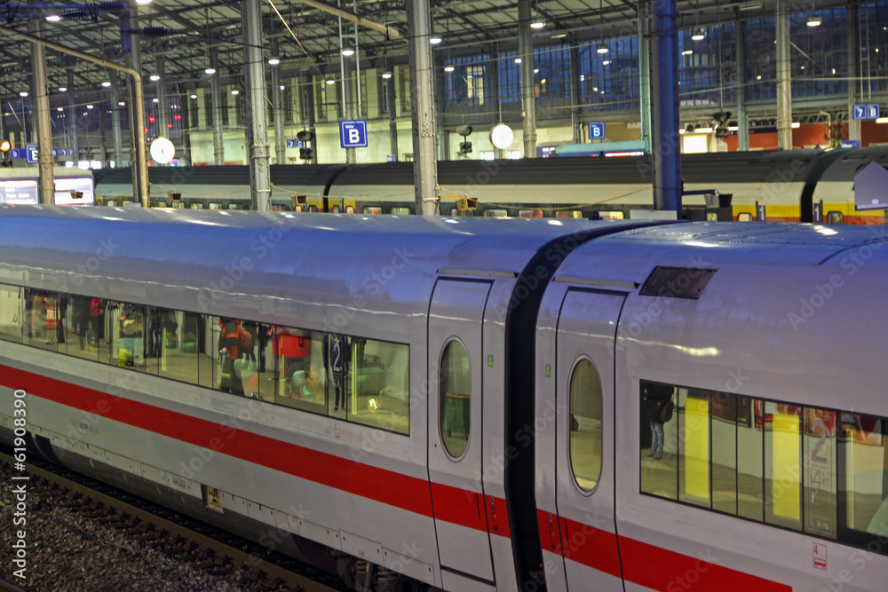 Fototapeta premium bahnhof bei nacht in olten