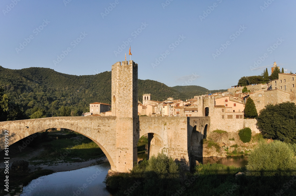Puente románico de Besalú, Girona (España)
