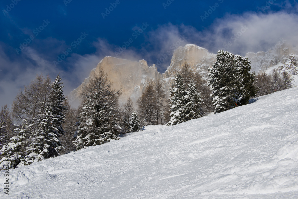 Obraz premium Snow, Peaks and Clouds