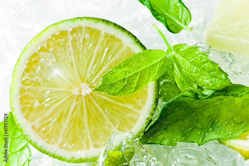 lime pieces and leaves of mint with ice