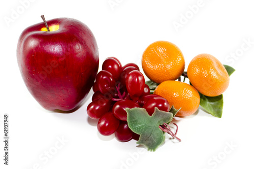 Plastik Obst auf wei  em Hintergrund