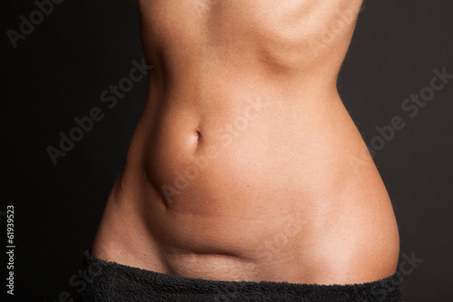Foto Bauch einer schlanken Frau mit Narben