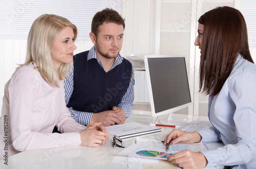 Junges Paar in einer Besprechung: Kunde und Berater photo