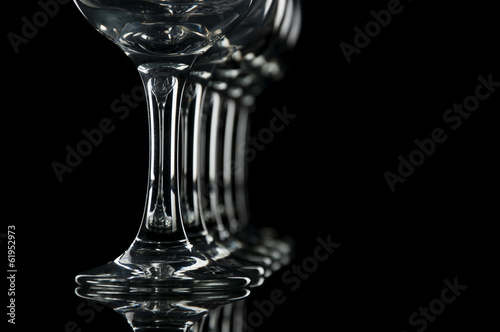 copas de vino y agua fondo negro photo