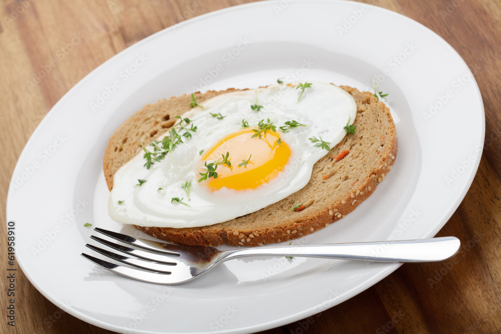 Spiegelei mit Kresse auf Mehrkornbrot Spiegelei mit Kresse auf Mehrkornbrot