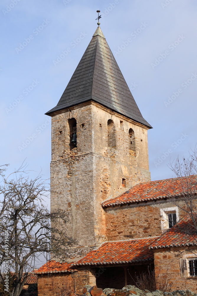 Fototapeta premium Calle e Iglesia de Priaranza de la Valduerna, León.