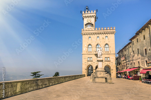 Bilde på lerret Public Palace and Statue of Liberty in San Marino Republic