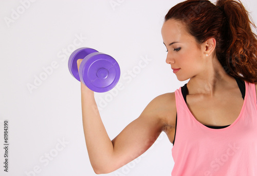 Mujer practicando pesas