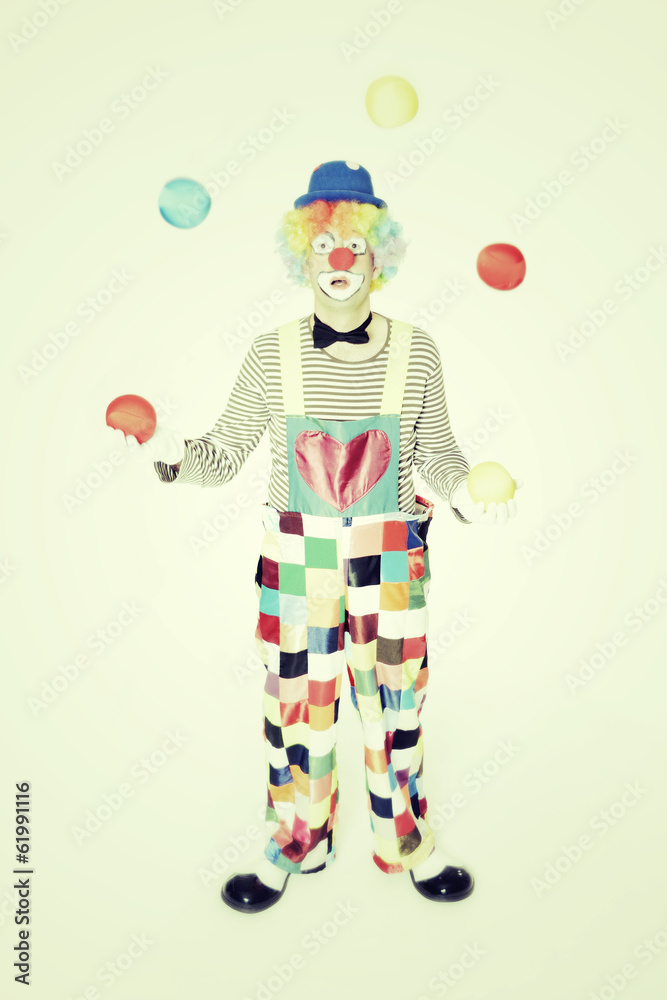 Clown jongliert mit Bällen