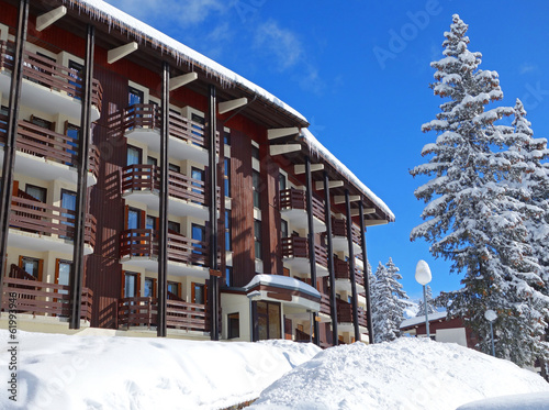 Résidence d'une station de ski des Alpes photo