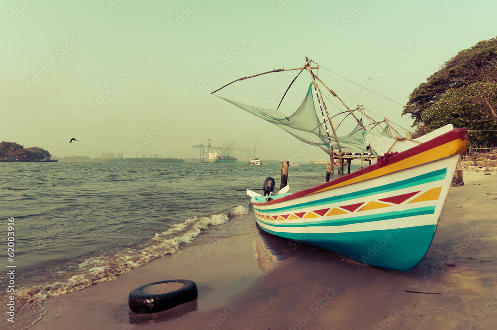 Naklejka premium Ocean coast landscape with traditional Indian boat