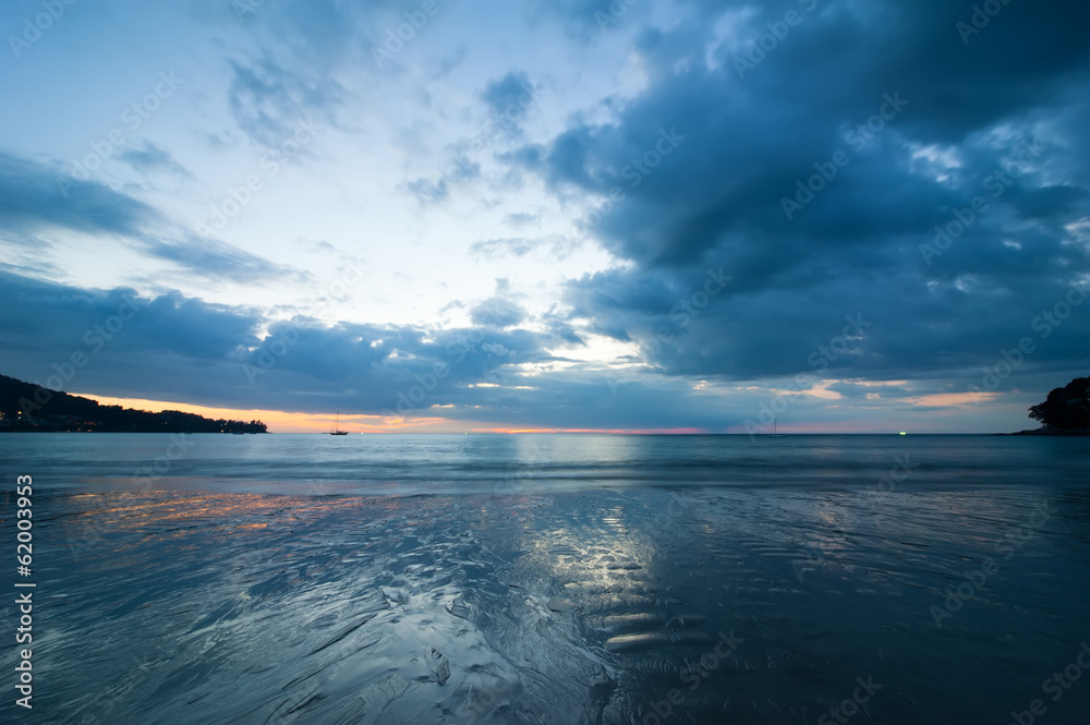 Obraz premium Blue colors of sunset at tropical sandy beach