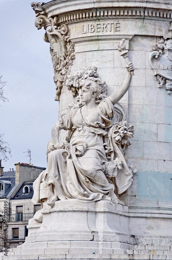 Statue de femme. Socle de la statue de la République, Paris.