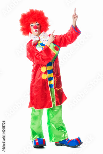 Clown zeigt nach oben