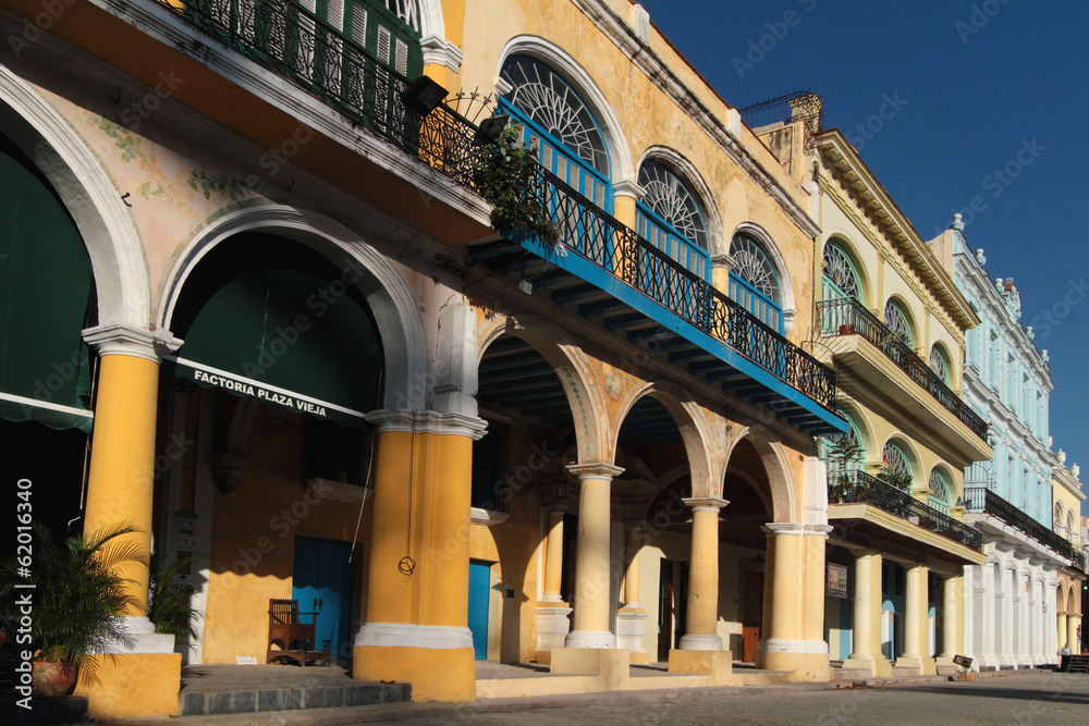 Arcades de la Plaza Vieja à la Havane