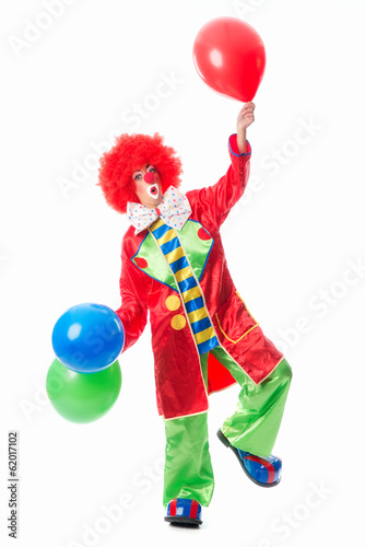 Erstaunter Clown mit Luftballons