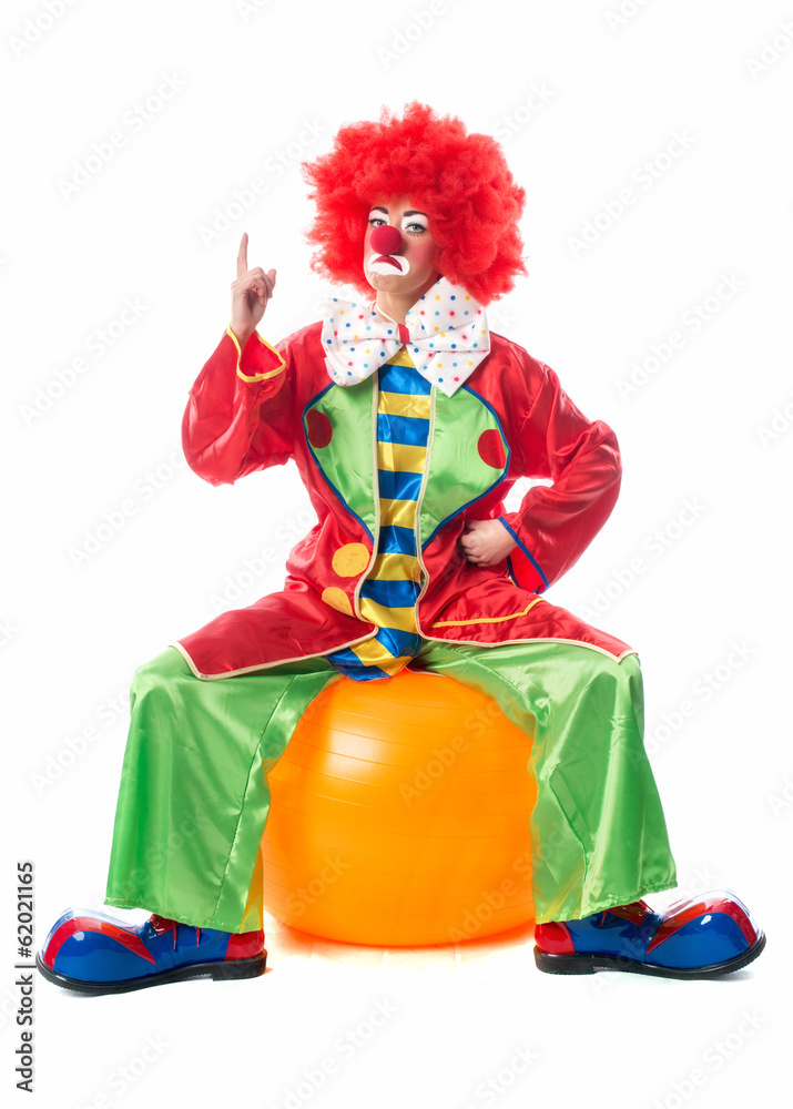 Clown sitzt auf Gymnastikball