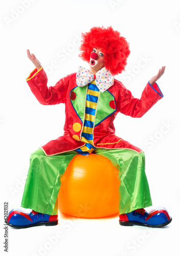 Clown sitzt auf Gymnastikball
