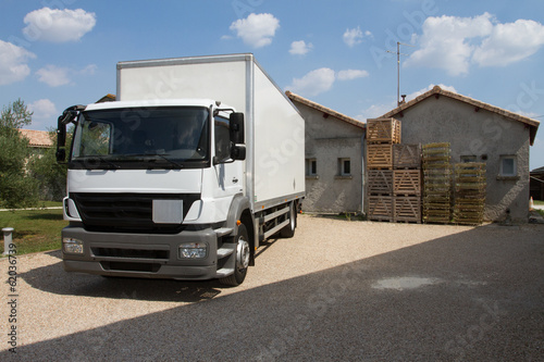 camion de livraison prêt a charger ou décharger  photo