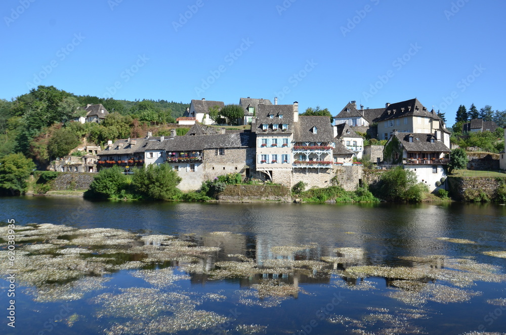 Ville d' Argentat en Corrèze , rive, reflets