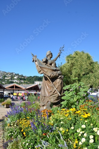 Tulle, place fleurie, statue photo