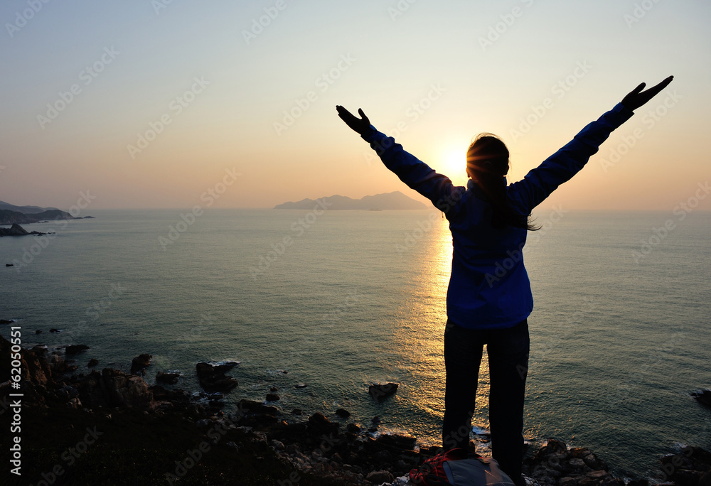 Fototapeta premium woman enjoy sunrise