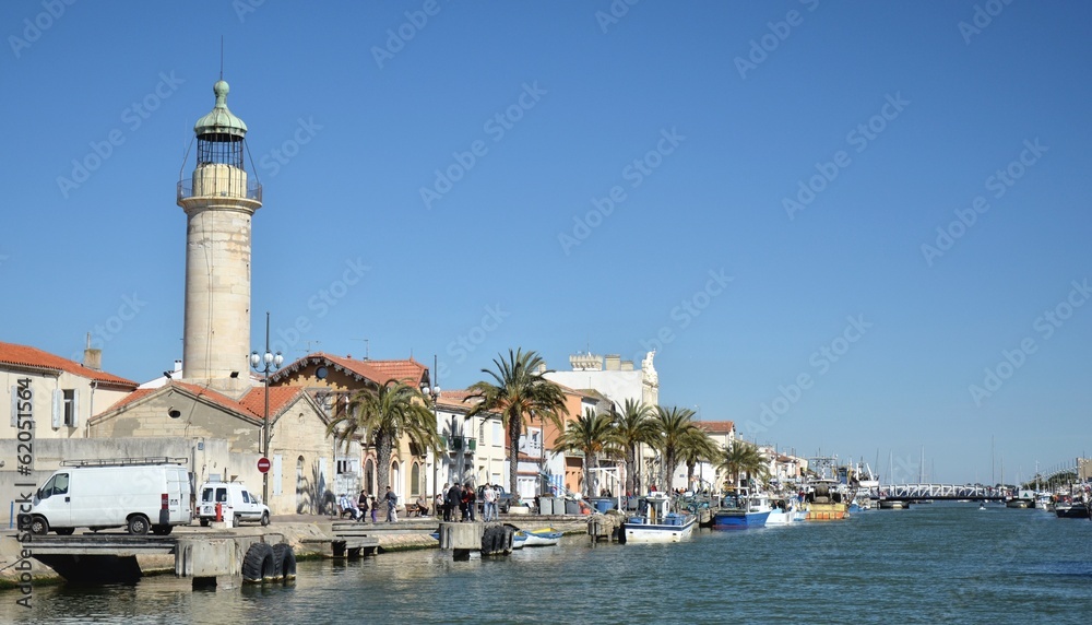 PORT-CAMARGUE : Le phare et le canal