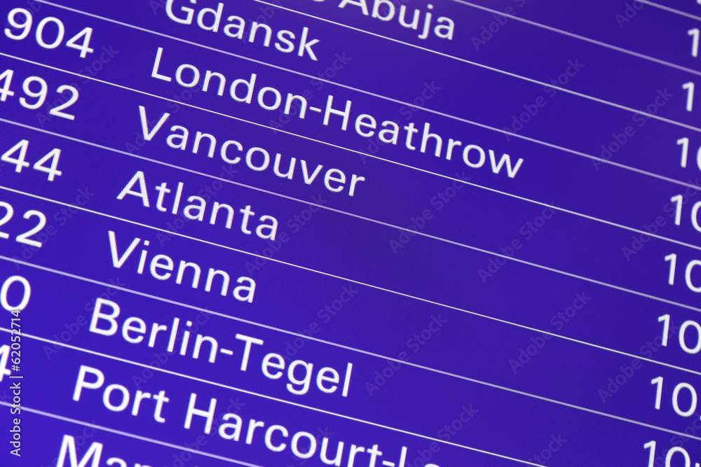 Obraz premium Anzeigetafel für Flüge am Flughafen