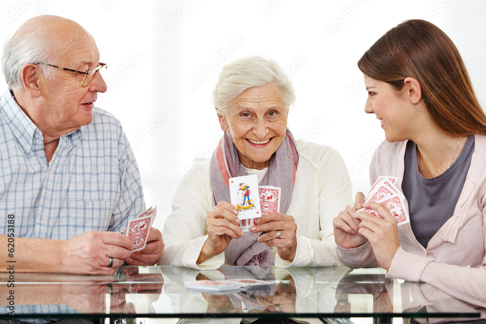 Wunschmotiv: Senioren spielen Karten mit Sozialarbeiter #62053188