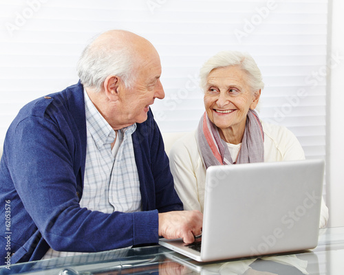 Senioren beim Shopping im Internet © Robert Kneschke
