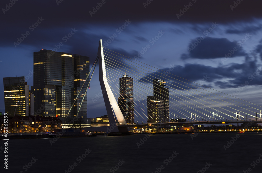 Obraz premium Erasmus bridge Rotterdam by night