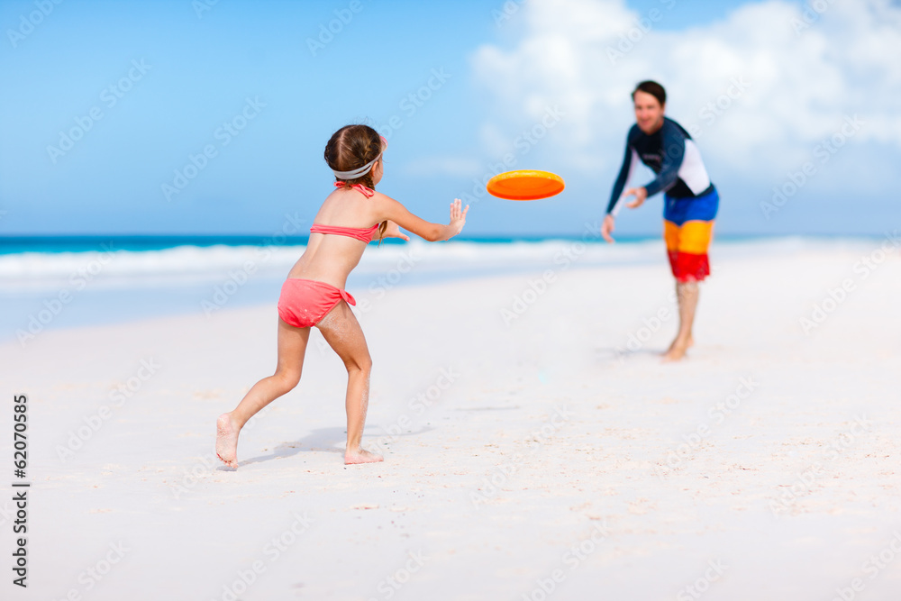 Fototapeta premium Father and daughter playing frisbee