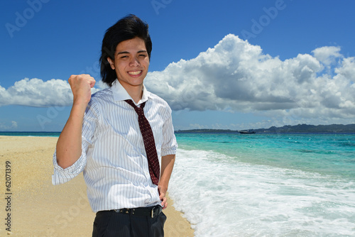 南国の美しいビーチと笑顔の男性