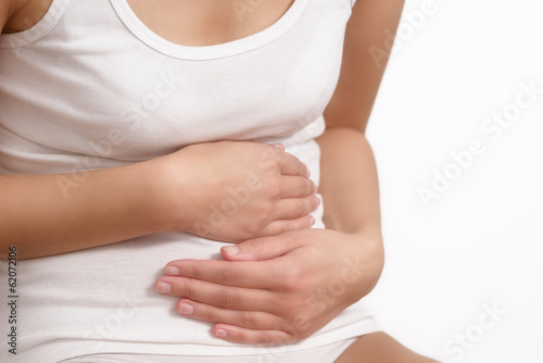 Frau mit akuten Bauchschmerzen