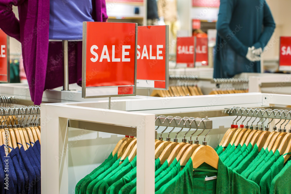 Obraz premium Sale sign in the clothing shop