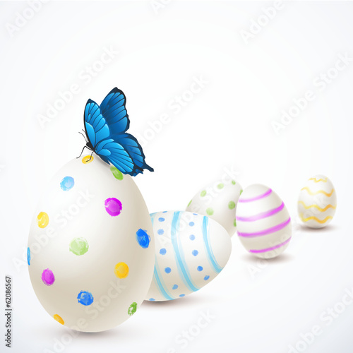 Bemalte Ostereier mit Schmetterling