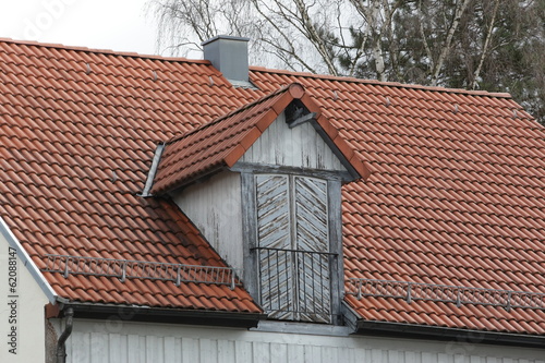 dachgaube an einem haus