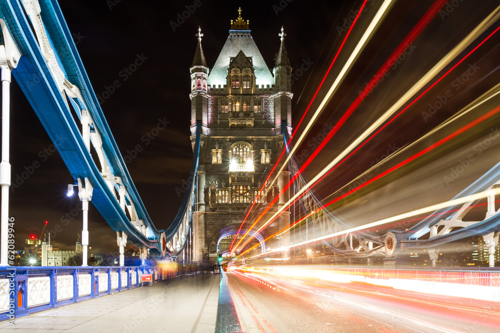 Obraz premium Traffic on Tower bridge at night