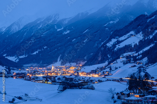 Neustift by Night, Verschneites Stubaital vor Corona, abendstimmung mit Dorflichtern von Neustift im Stubaital