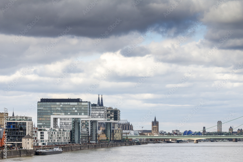 Obraz premium cologne rhine buildings view