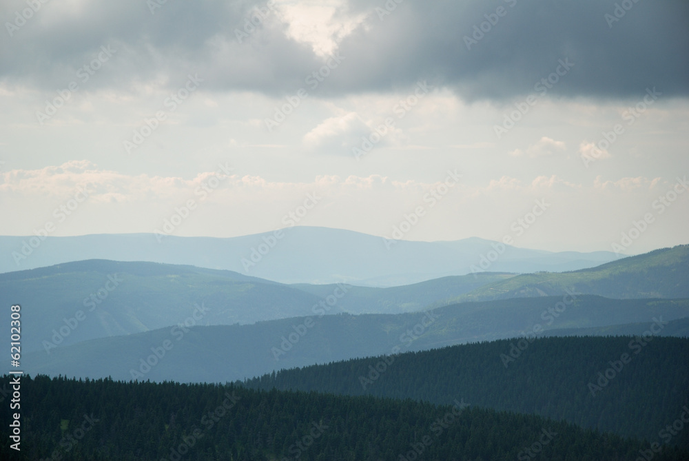 Obraz premium Hills and valleys under cloudy sky